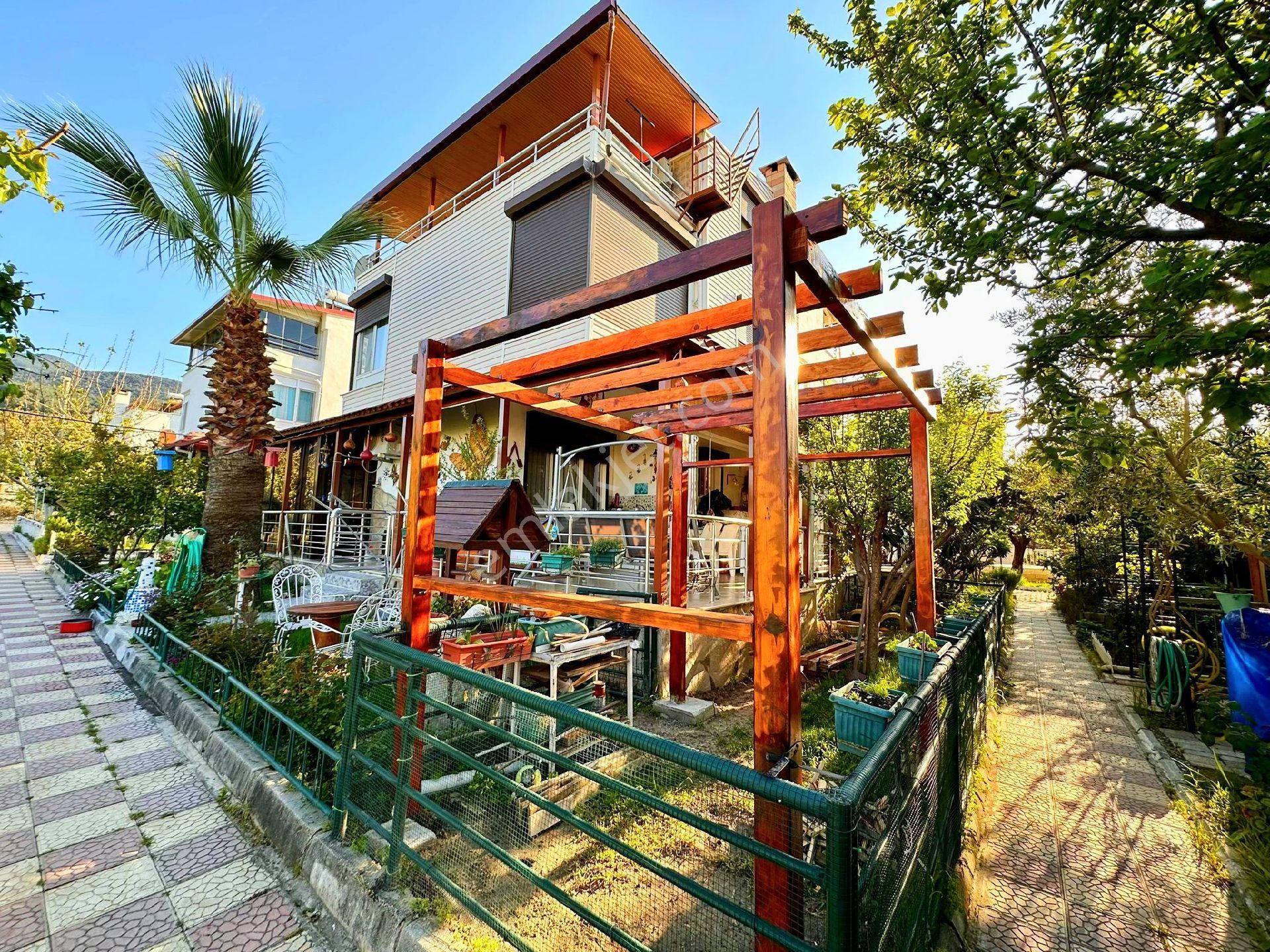 Kuşadasında Havuzlu Sitede Köşe Konumlu Bahçeli 3+1 Yazlık