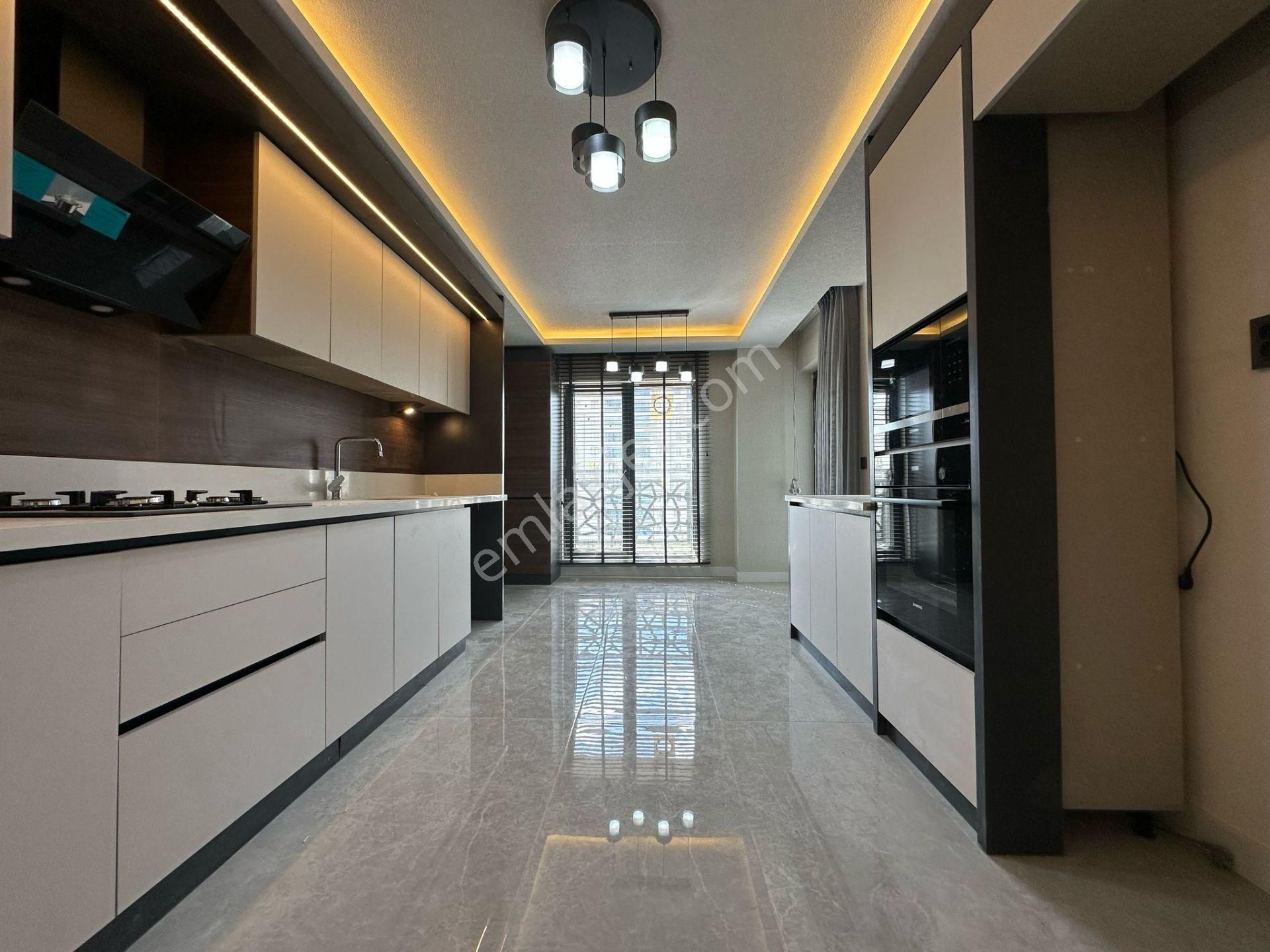 Pursaklar Mehmet Zengin Emlak'tan Kapalı Otoparklı Site 2. Kat 4+1 Ultra Lüks Sitede Daire
