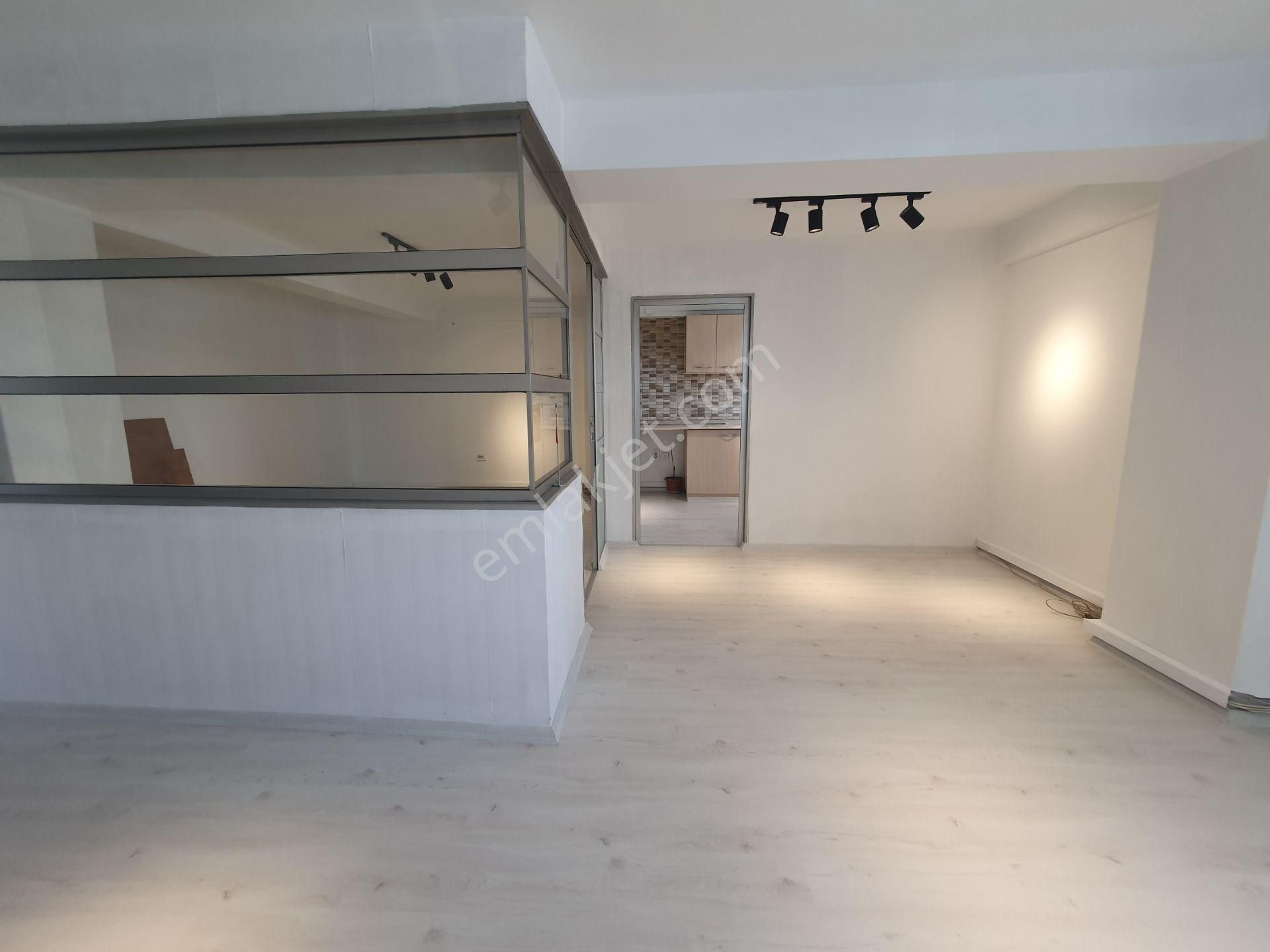Karabağlar Yeşillik Caddesi Üzeri Önü Açık Ve Geniş Ofis