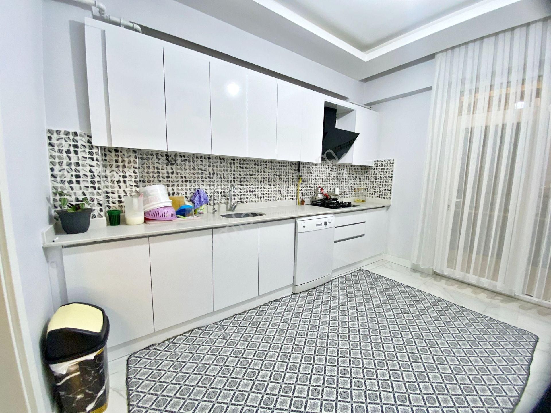 Karacaahmet'te Cadde Üzeri Cam Balkonlu Bakımlı Eksiksiz 2+1 Daire