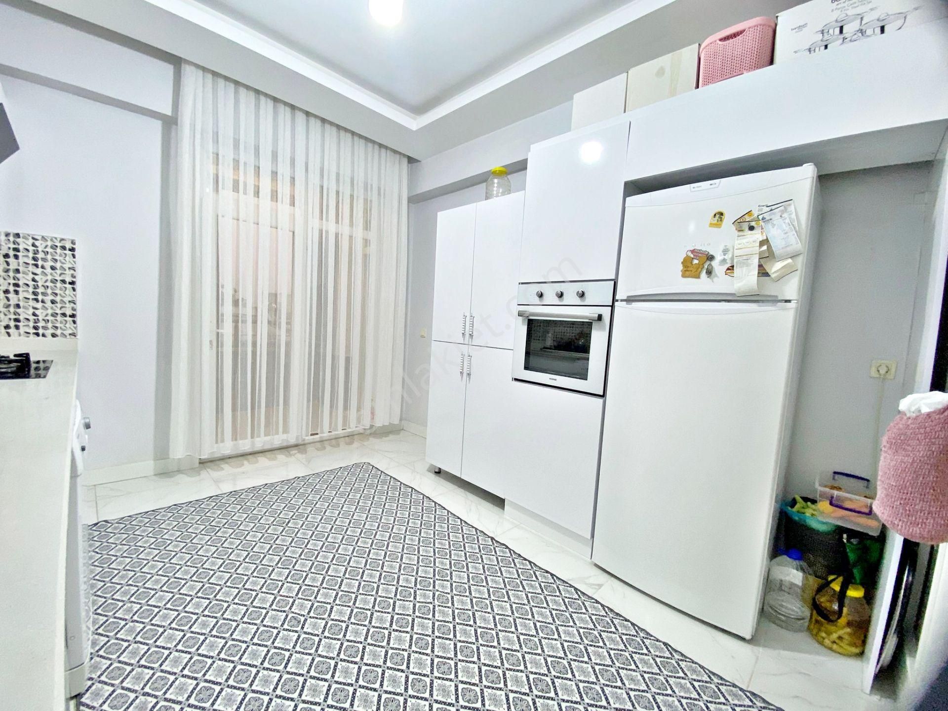 Karacaahmet'te Cadde Üzeri Cam Balkonlu Bakımlı Eksiksiz 2+1 Daire - Görsel 4