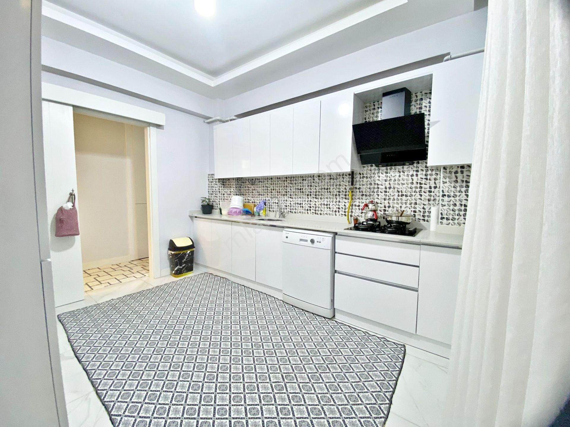 Karacaahmet'te Cadde Üzeri Cam Balkonlu Bakımlı Eksiksiz 2+1 Daire - Görsel 2