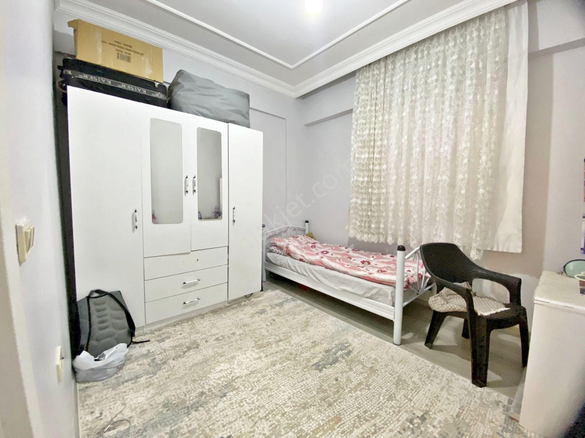 Karacaahmet'te Cadde Üzeri Cam Balkonlu Bakımlı Eksiksiz 2+1 Daire - Görsel 10