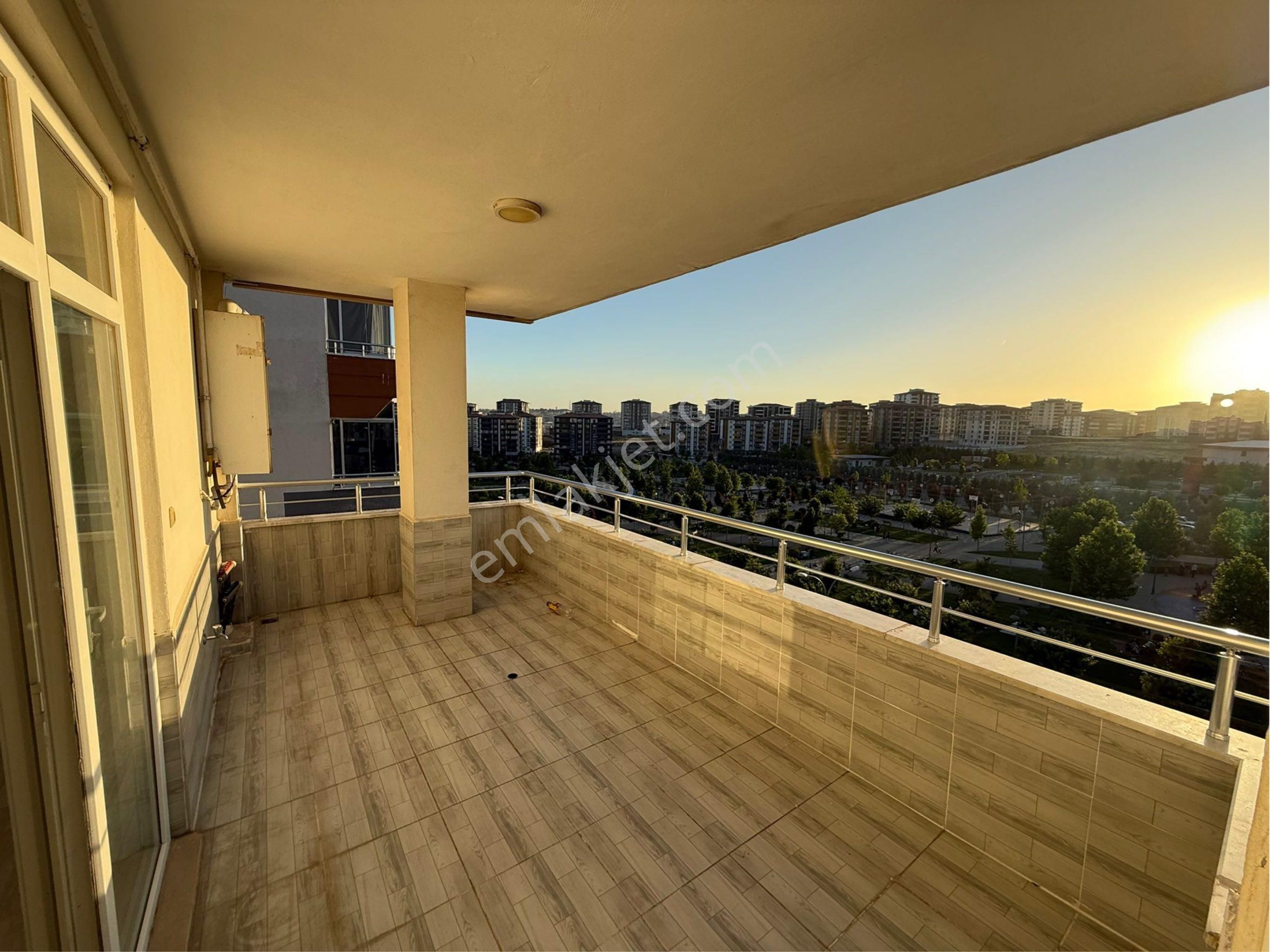 Emir Gayrimenkulden Belkız Parkın Karşısında 3+1 Kiralık Daire