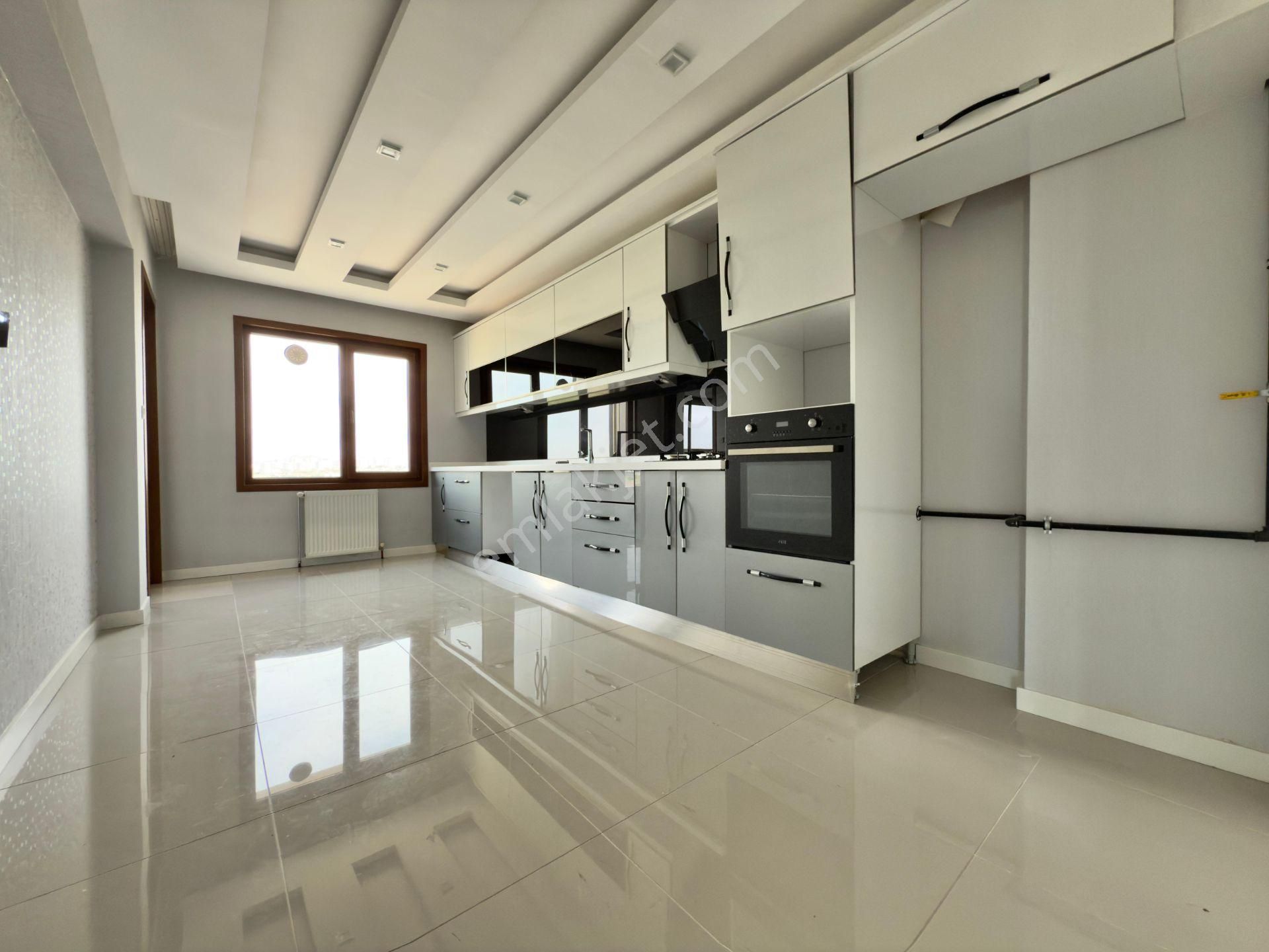 Kalecik Emlak'tan Kapalı Otopark Giy. Odalı Çift Asansör 12.kat 4+1 190m²