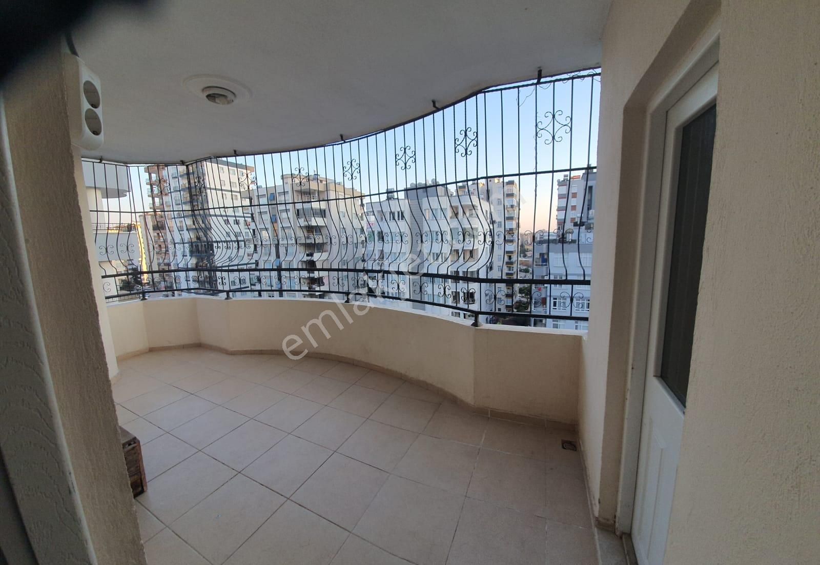 Huzurevlerin'de Hasarsız Cadde Üzerinde Geniş Oturumlu 4+1 Kiralık Daire