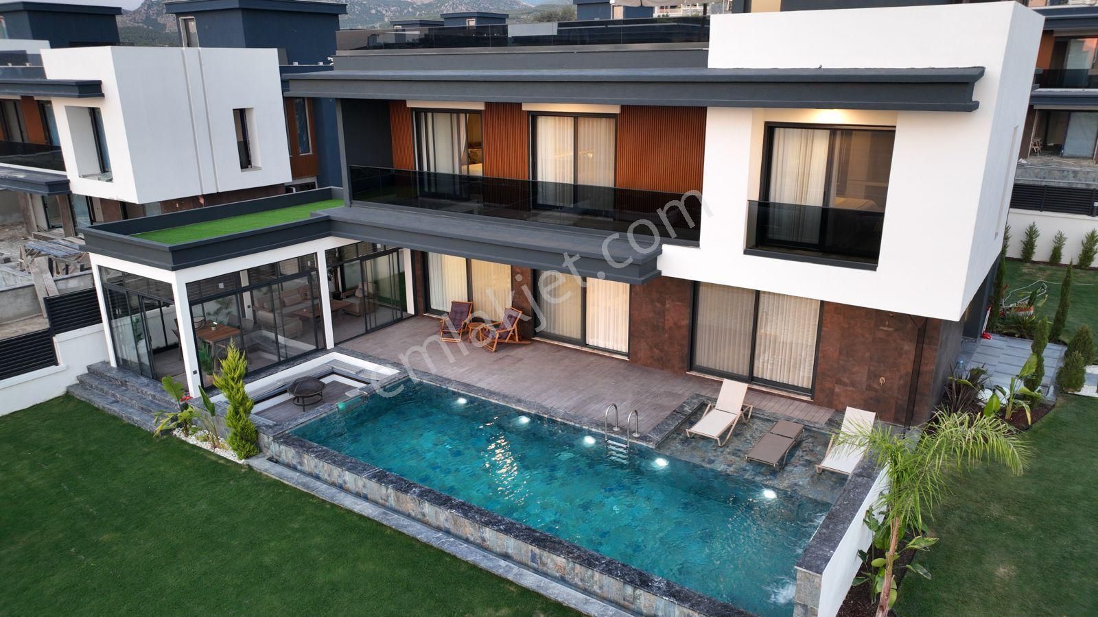 **rs Netten** Kuşadası'nda Özel Havuz,hamam,sauna,sinema Salonlu Lüks Satılık Villa
