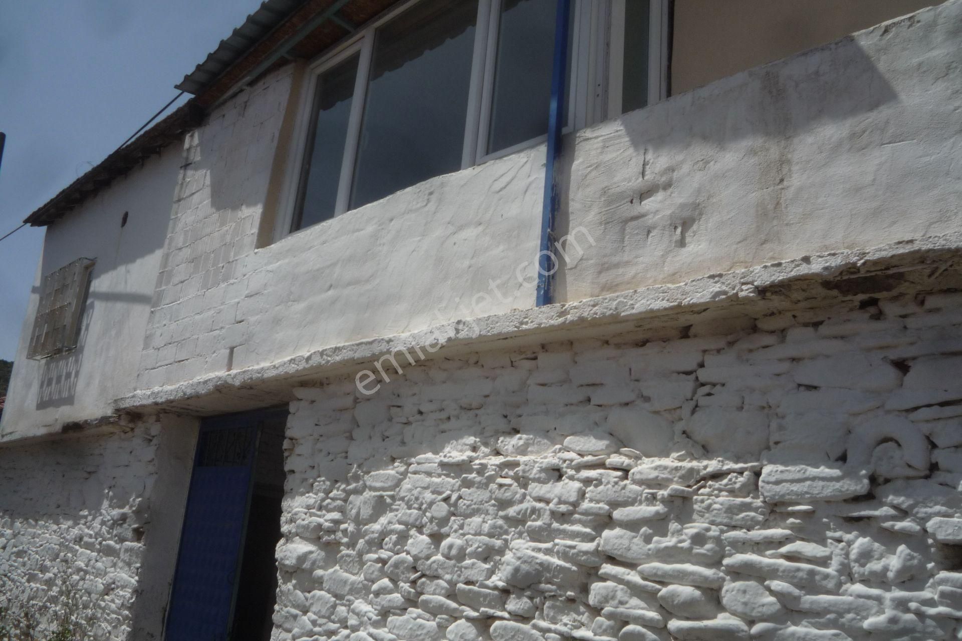 İzmir Torbalı Gold Emlaktan Yakapınarda Satılık Mustakil Ev