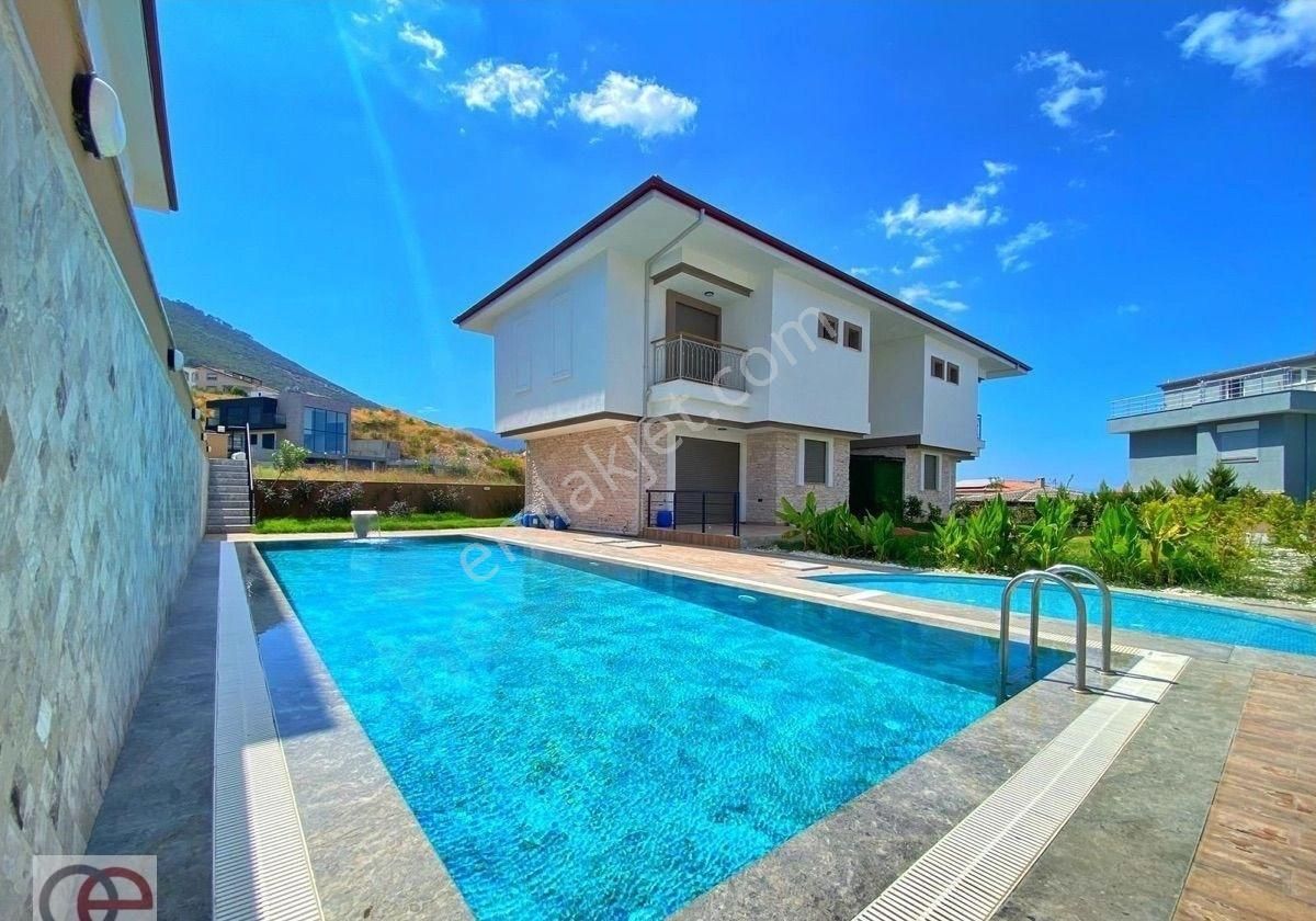Kuşadası Güzelçamlı'da 3+1 Havuzlu Site İçinde Köşe Konum Villa