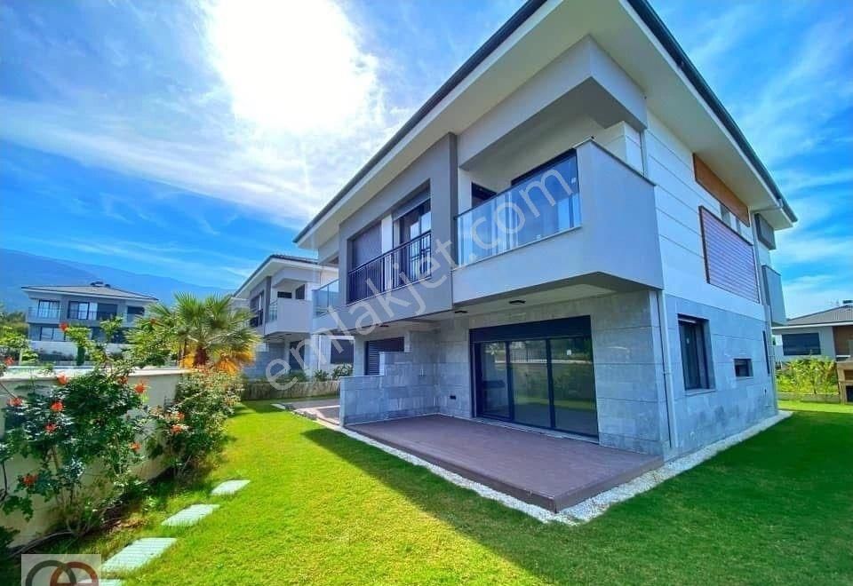 Kuşadası Güzelçamlıda Denize 550m Mesafede 3+1 Sıfır Havuzlu Sitede Villa - Görsel 19