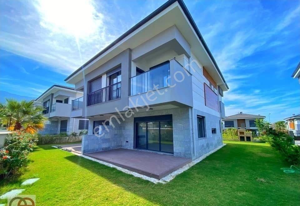 Kuşadası Güzelçamlıda Denize 550m Mesafede 3+1 Sıfır Havuzlu Sitede Villa - Görsel 6