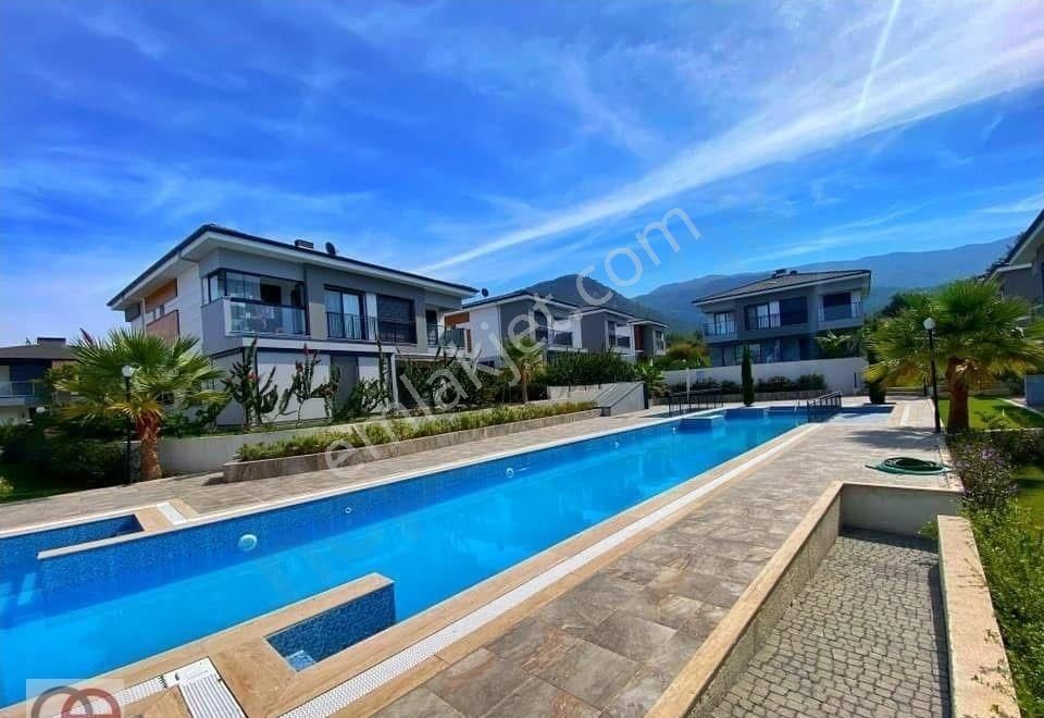 Kuşadası Güzelçamlıda Denize 550m Mesafede 3+1 Sıfır Havuzlu Sitede Villa
