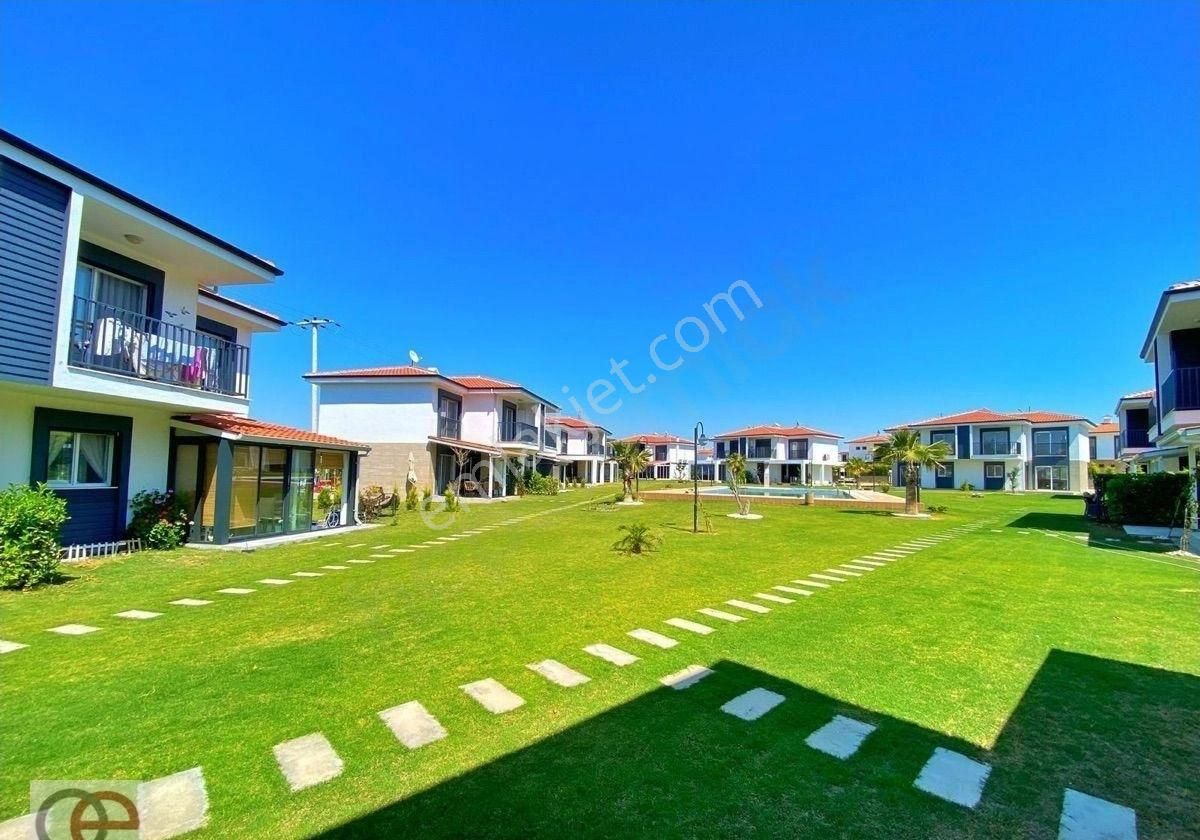 Kuşadası Davutlar Sahilinde 3+1 Havuzlu Sitede Yazlık Villa