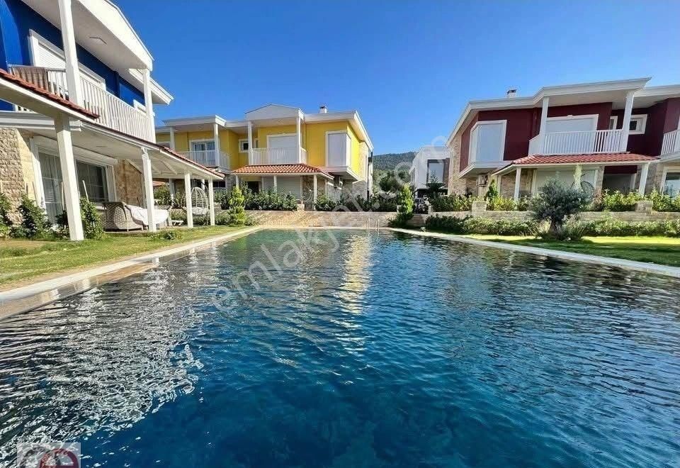 Kuşadası Davutlarda 3+1 Sıfır Köşe Konum Şömineli Villa