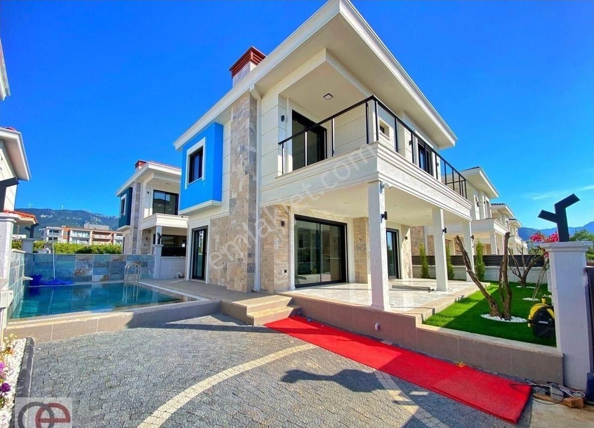 Kuşadası Davutlarda 3+1 Sıfır Tek Müstakil Özel Havuzlu Yerden Isıtmalı Şömineli Villa
