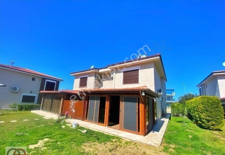 Kuşadası Davutlar Sahil Siteleri Mevkiinde 3+1 Köşe Konum Havuzlu Sitede Villa