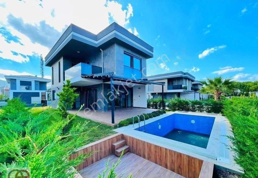 Kuşadası Davutlar Sahilinde Köşe Konum 3+1 Tek Müstakil Özel Havuzlu Villa - Görsel 16