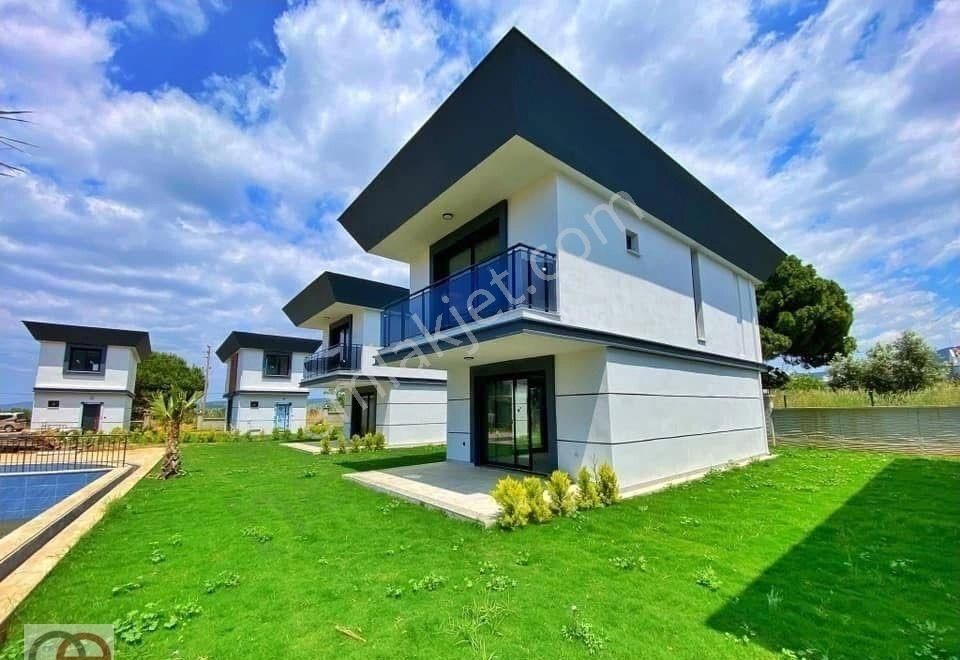 Kuşadası Davutlar Sahilinde 3+1 Sıfır Köşe Konum Tek Müstakil Havuzlu Sitede Villa