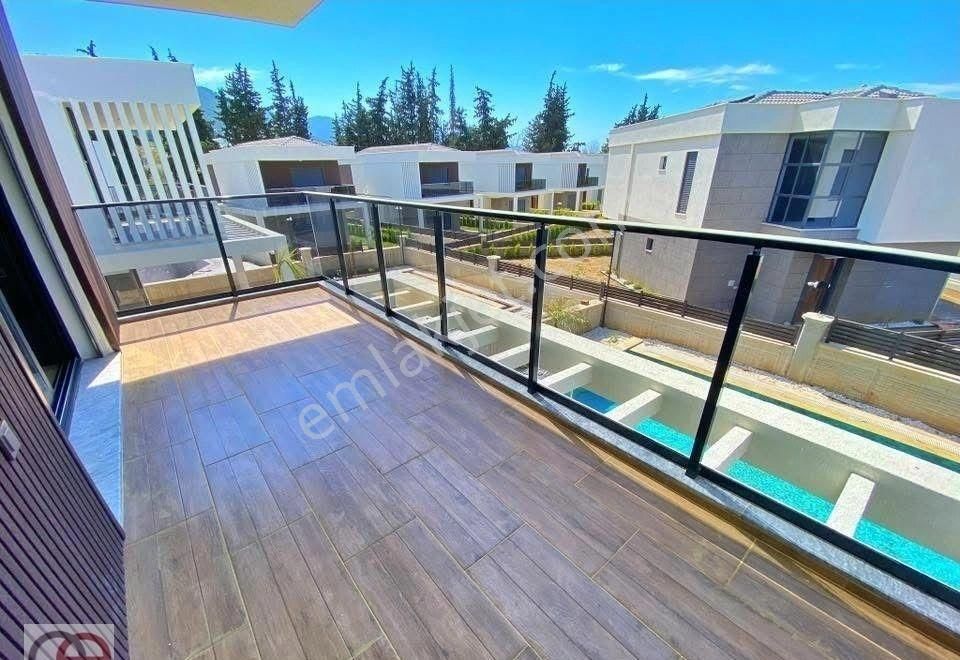 Kuşadası Davutlar Sahilinde Denize Yürüme Mesafesinde 4+1 Sıfır Tek Müstakil Özel Havuzlu Villa - Görsel 14