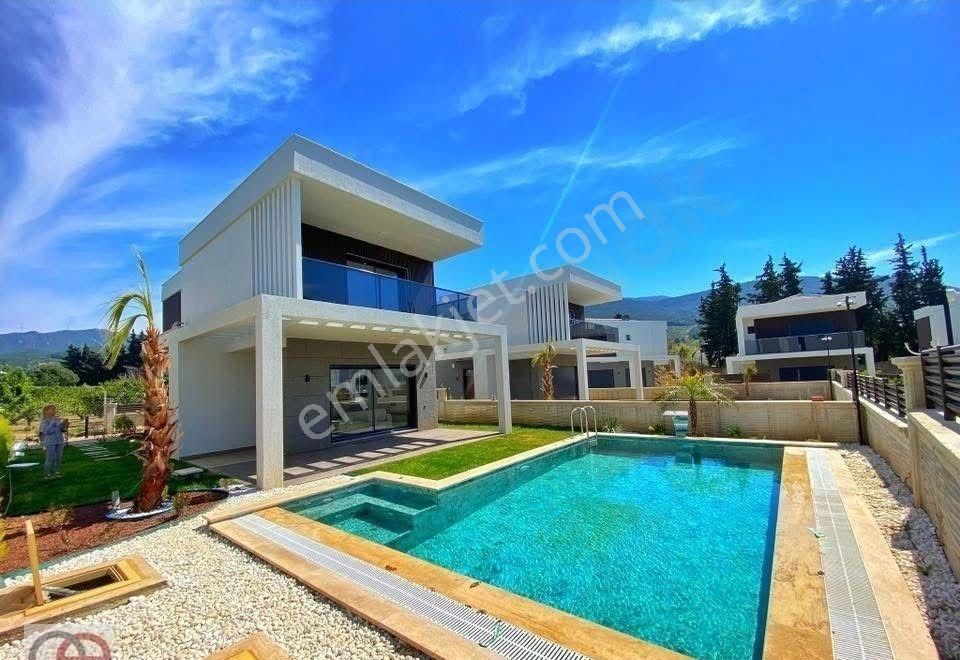 Kuşadası Davutlar Sahilinde Denize Yürüme Mesafesinde 4+1 Sıfır Tek Müstakil Özel Havuzlu Villa - Görsel 9