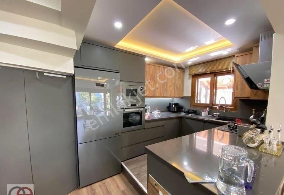 Kuşadası Yavansuda 5+1 Doğalgazlı Geniş Bahçeli Havuzlu Sitede Villa