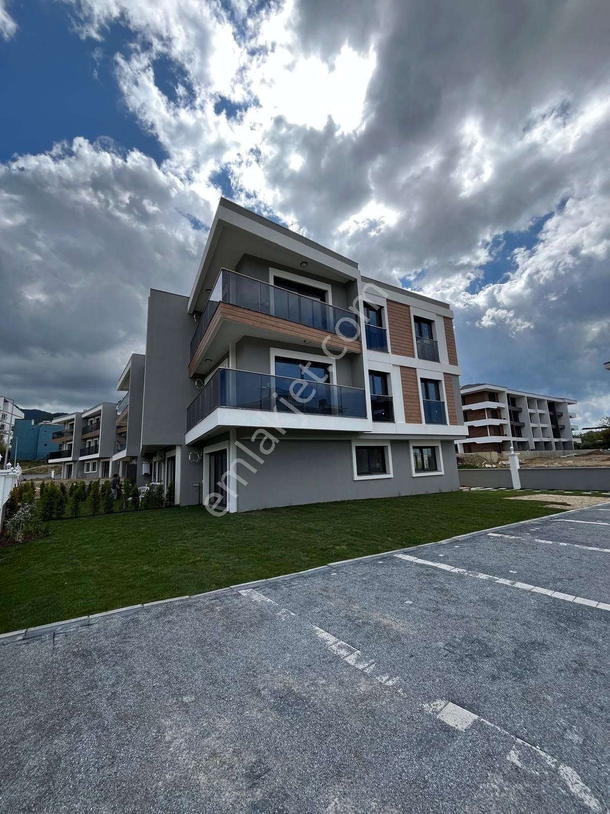 Kuşadası Davutlar Bölgesinde Sıfır Yapı Deniz Manzaralı 2+1 Daire