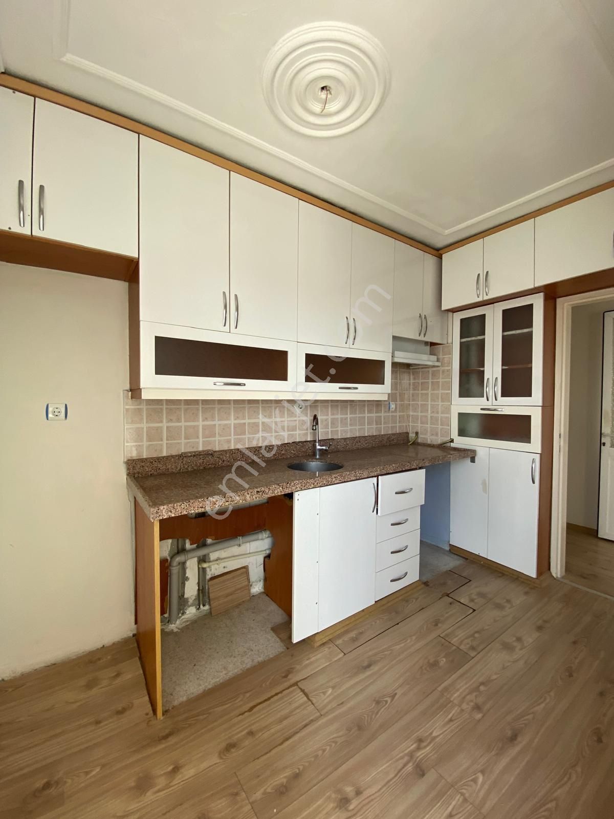 100 Yıl Mahallesinde 3+1 Kapalı Mutfak Cam Balkonlu Direk Hasarsız Satolık Daire!!