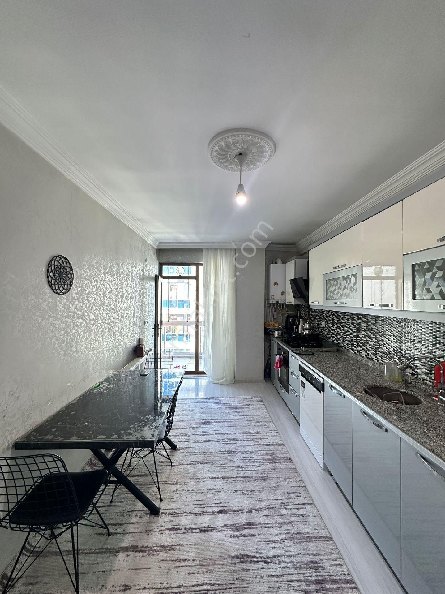 İki Nisan Caddesinde Site İçi 3+1 Satılık Daire