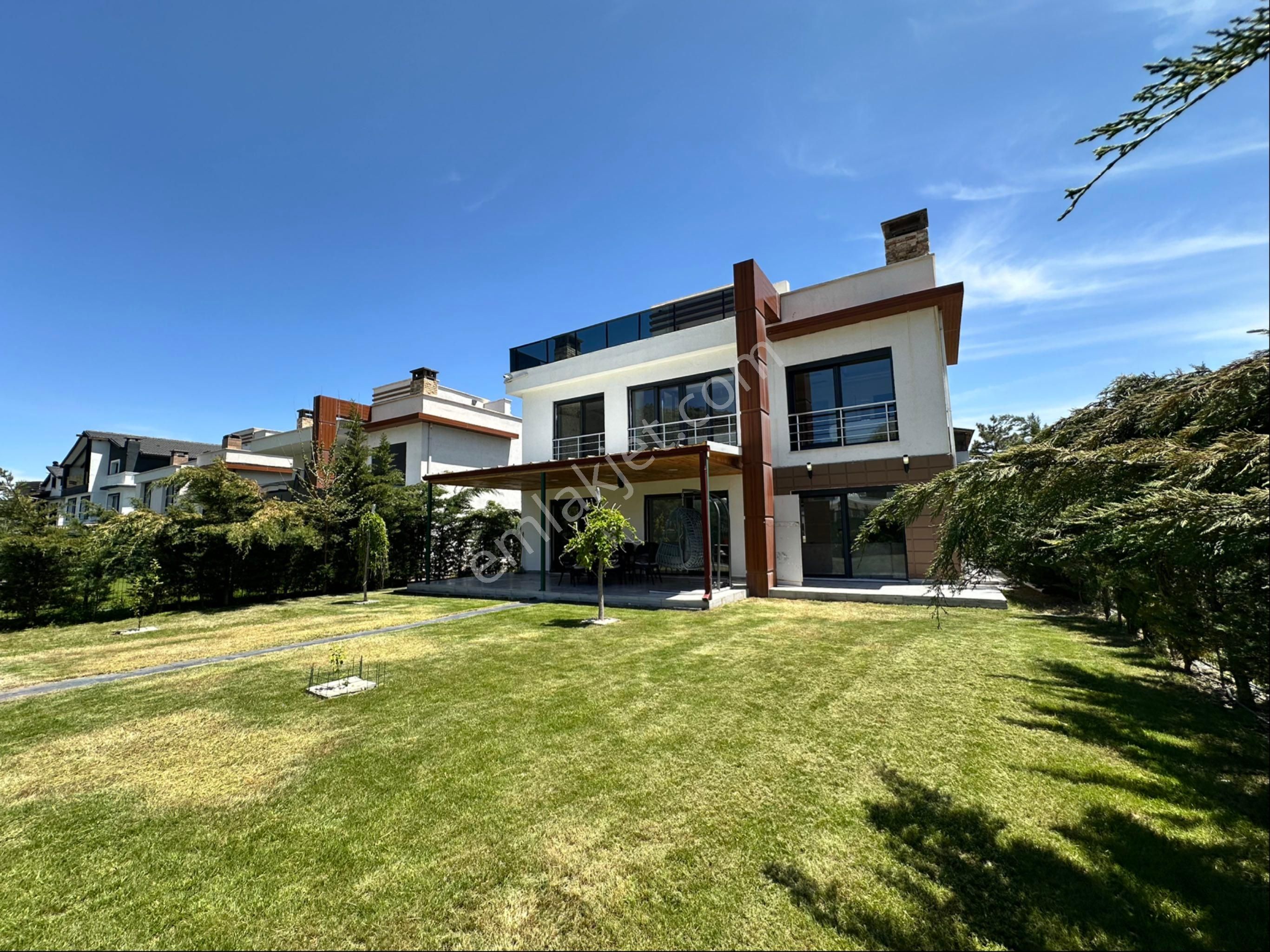 Altınoluk Mah. Osb Dağ Yolu Üzerinde Satılık Lüks Villa