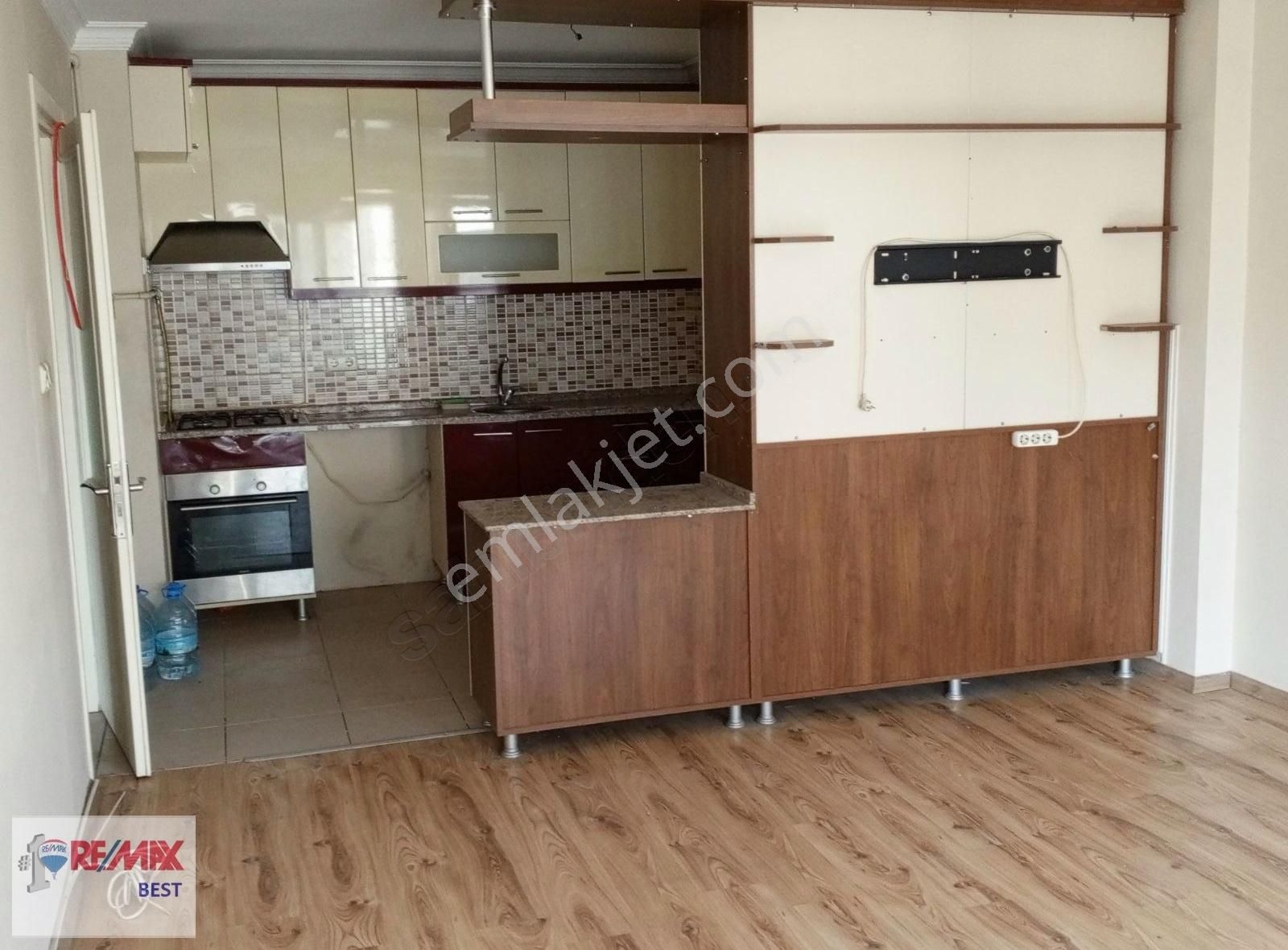 Remax Best'ten Şemikler 'de 2+1 Satılık Geniş Daire