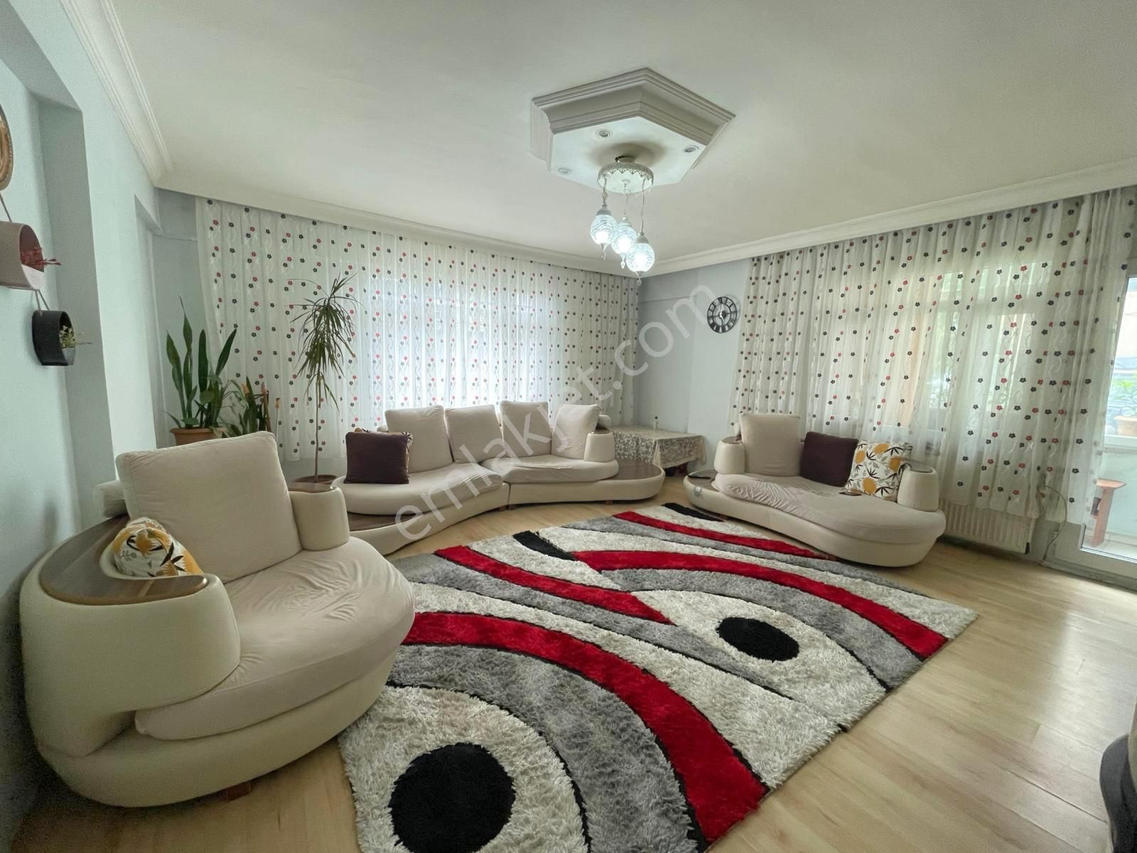 Mertcan'dan Velibaba Mah. Caddeye 2dk Mesafeli Balkonlu 3+1