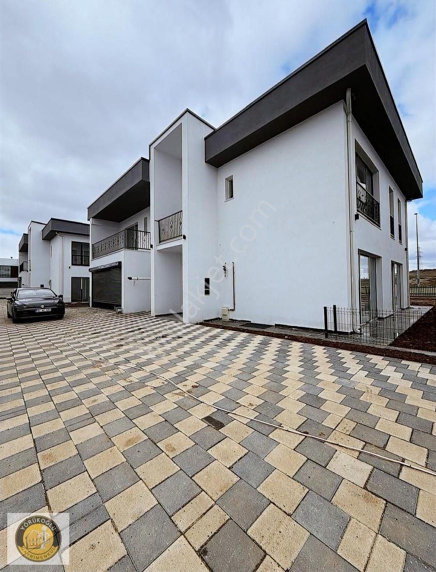 Sivas Eğri Köprü Mevkii Satılık Lüks Site İçerisinde Villa