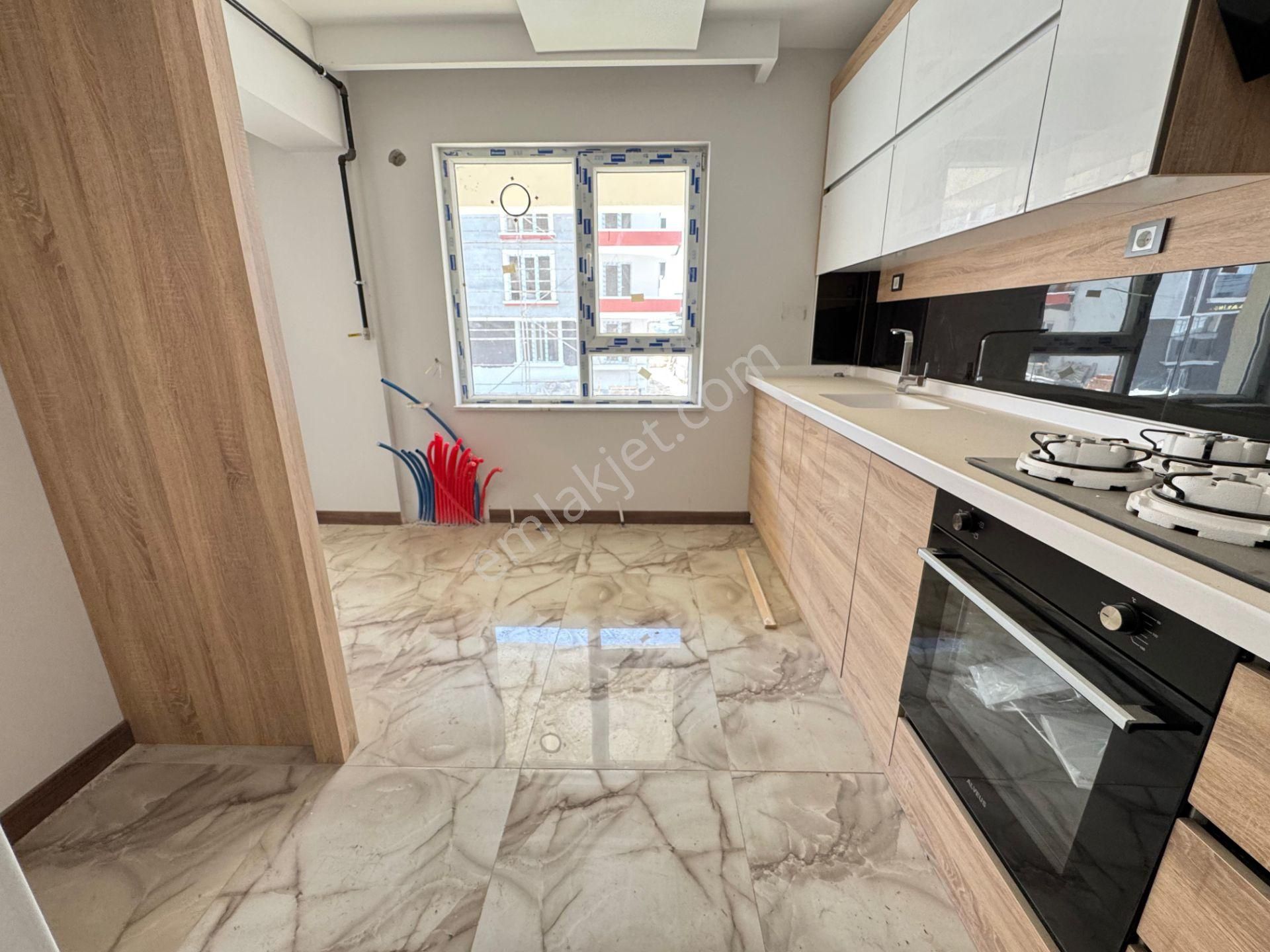 Evim Emlak'tan M.kemal'de 3+1 Giyinme Odalı Y.giriş Full Yapılı Daire