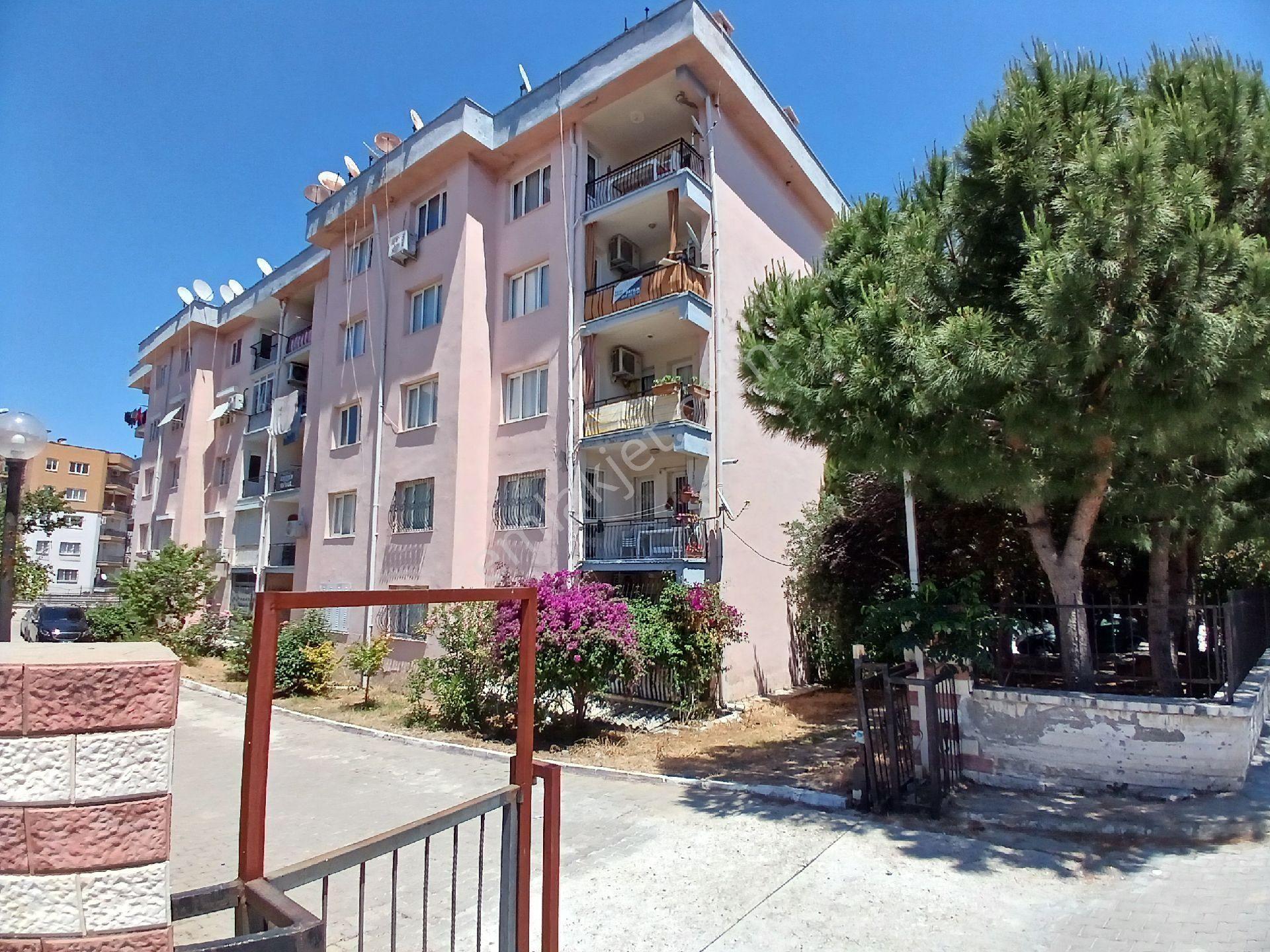 Kuşadası Emek Sitesinde Satılık Daire