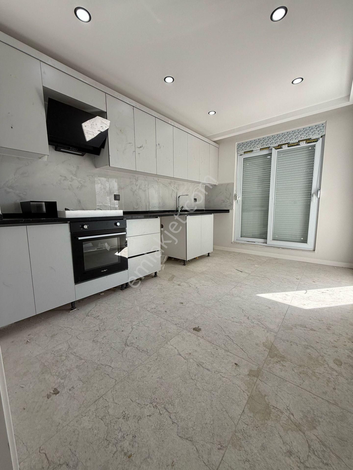 3+1 Havuzlu Site İçinde Katta Ayrı Mutfaklı Lüks Sıfır İskanlı Daire