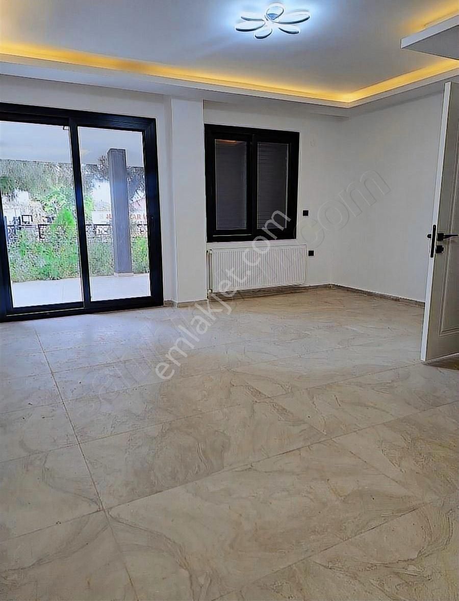 Ürkmezde Merkezi Konumlu Lüks Villa