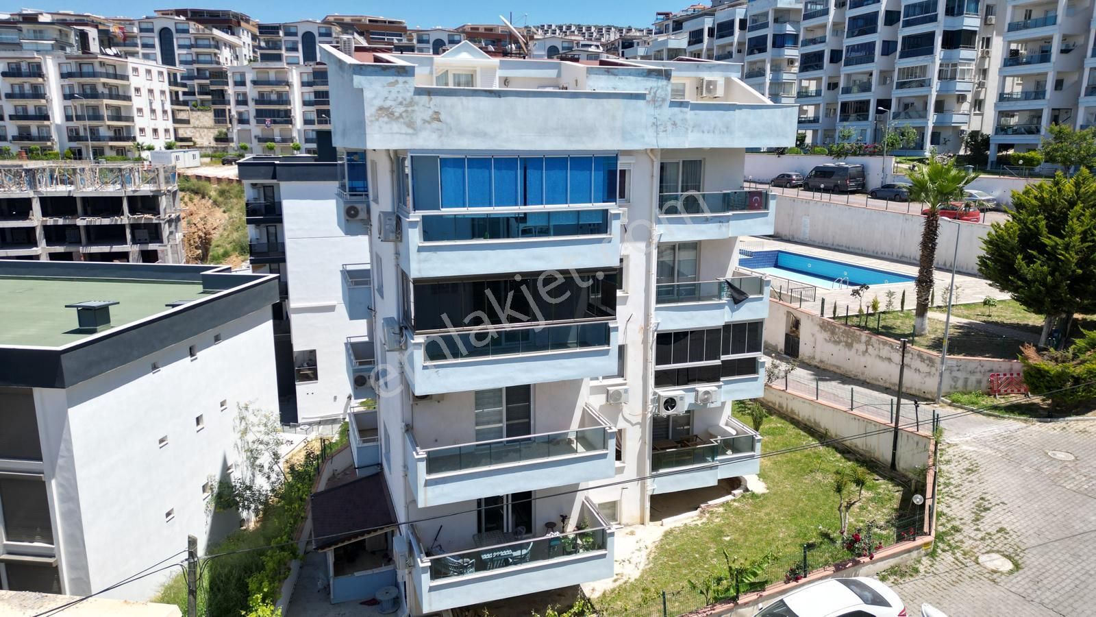 Kuşadası Değirmendere Mahallesinde 3+1 Daire.