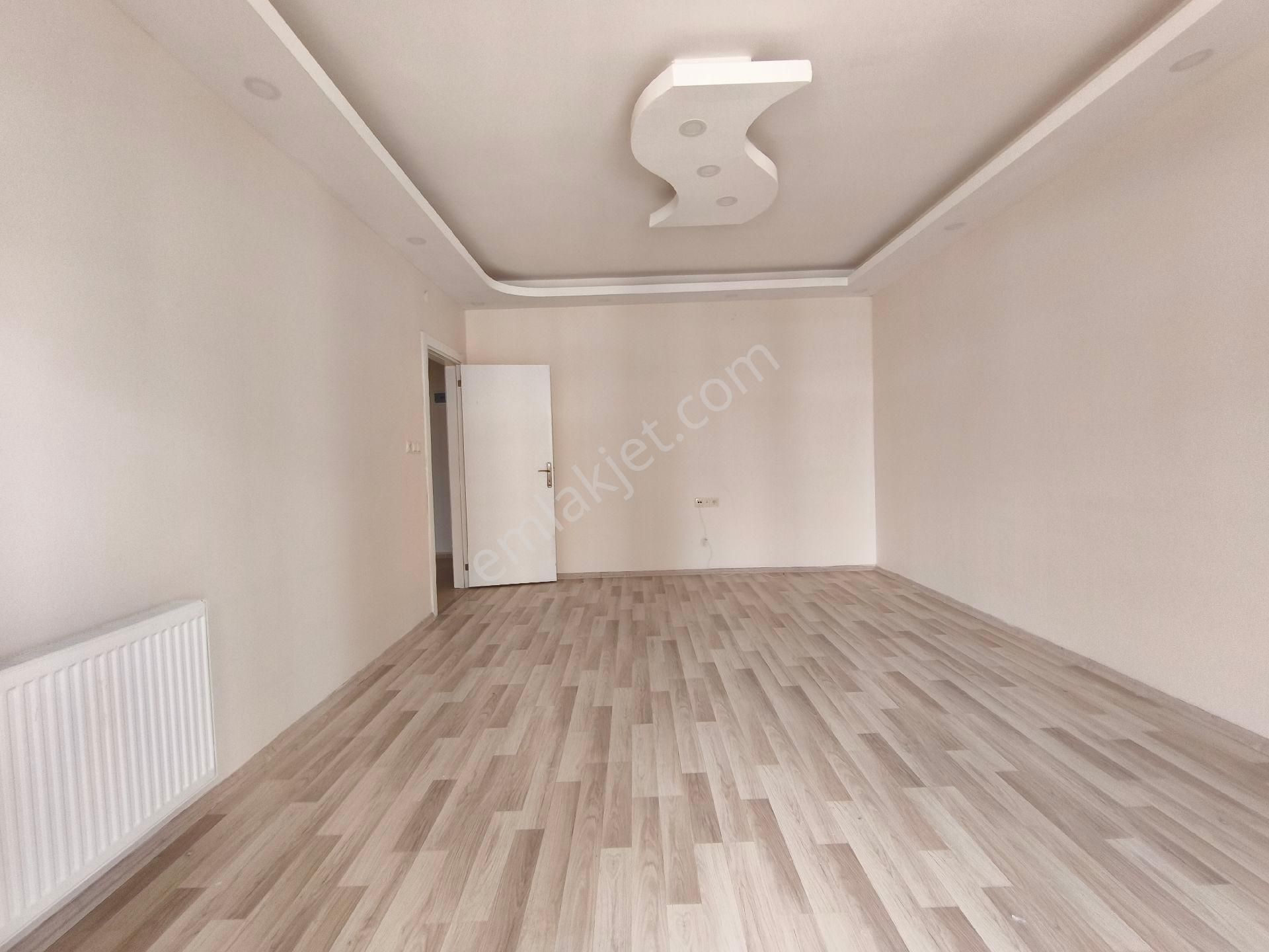 Kadir Geylani Emlaktan Karaköprü 2.35 Te Emine Göncü Lisesi Aşağısında Kiralık 2+1 Ara Kat 3. Kat