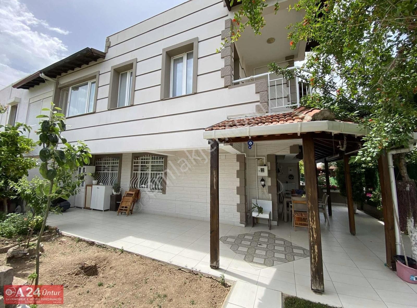 Urla Çamlıçayda Satılık Bahçeli Dubleks Villa 4+1