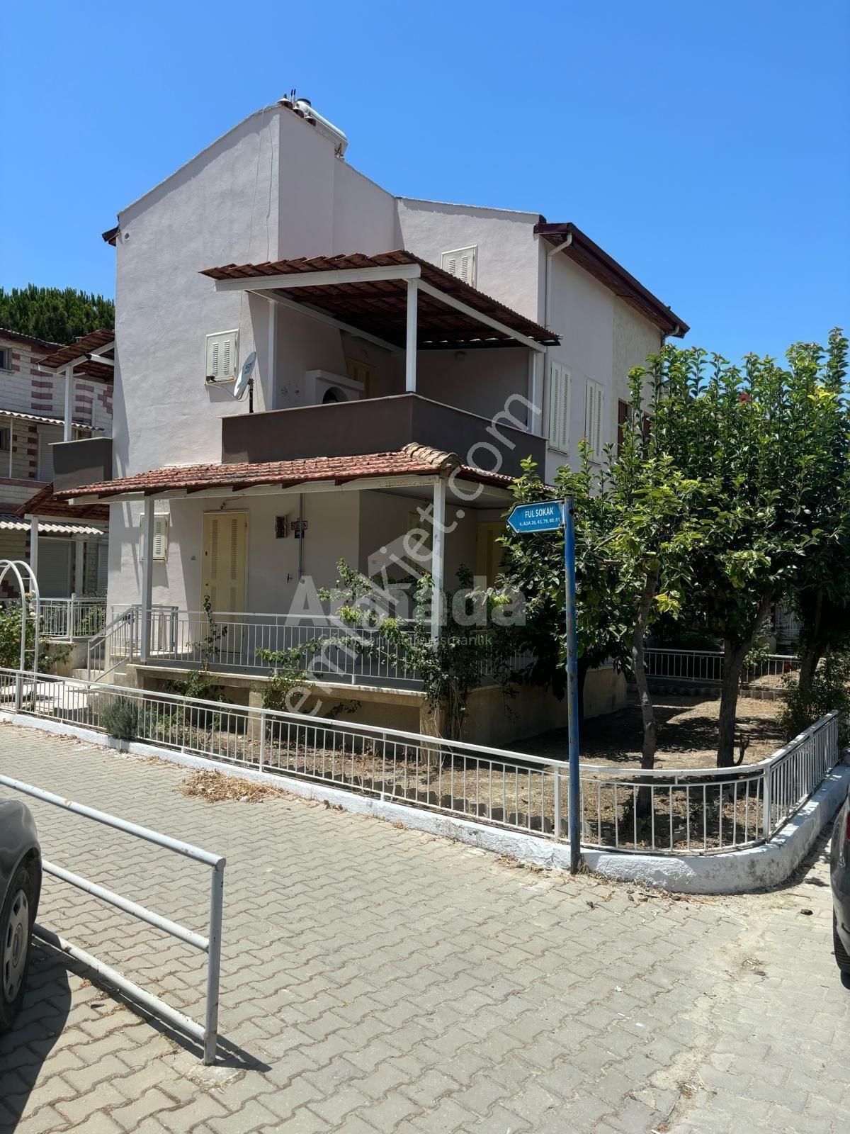 Kuşadası Karaova Mh'de Denize 700 Mt Masrafsız Satılık 3+1 Villa