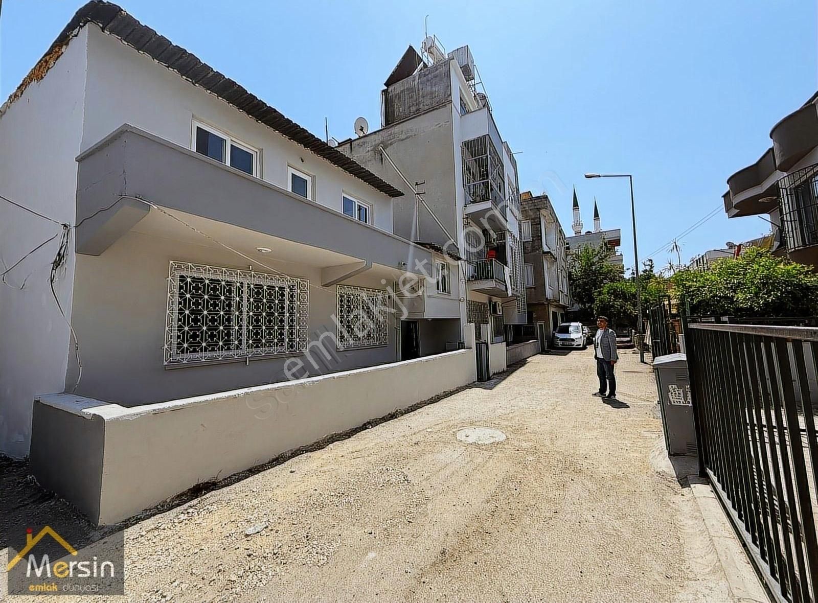 Beş Kata İmarlı Emsallerinin Altında Bahçeli 2 Katlı Müstakil Ev