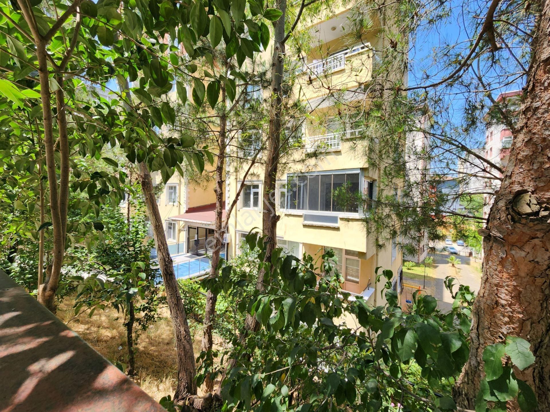 Kartal Uğur Mumcu Mahallesi Merkezi Ve Huzurlu Konumda İçi Yenilenmiş Satılık 3+1 Daire