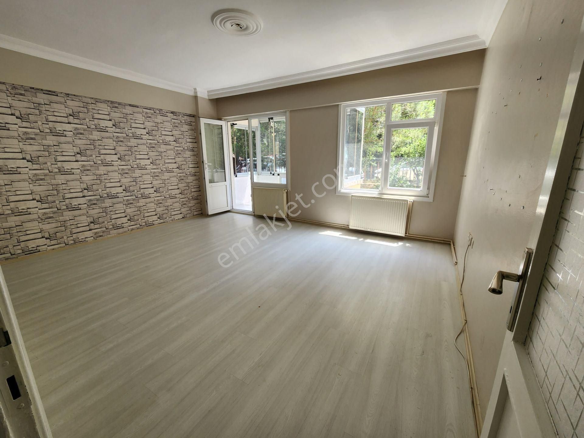 Kartal Uğur Mumcu Mahallesi Merkezi Ve Huzurlu Konumda İçi Yenilenmiş Satılık 3+1 Daire