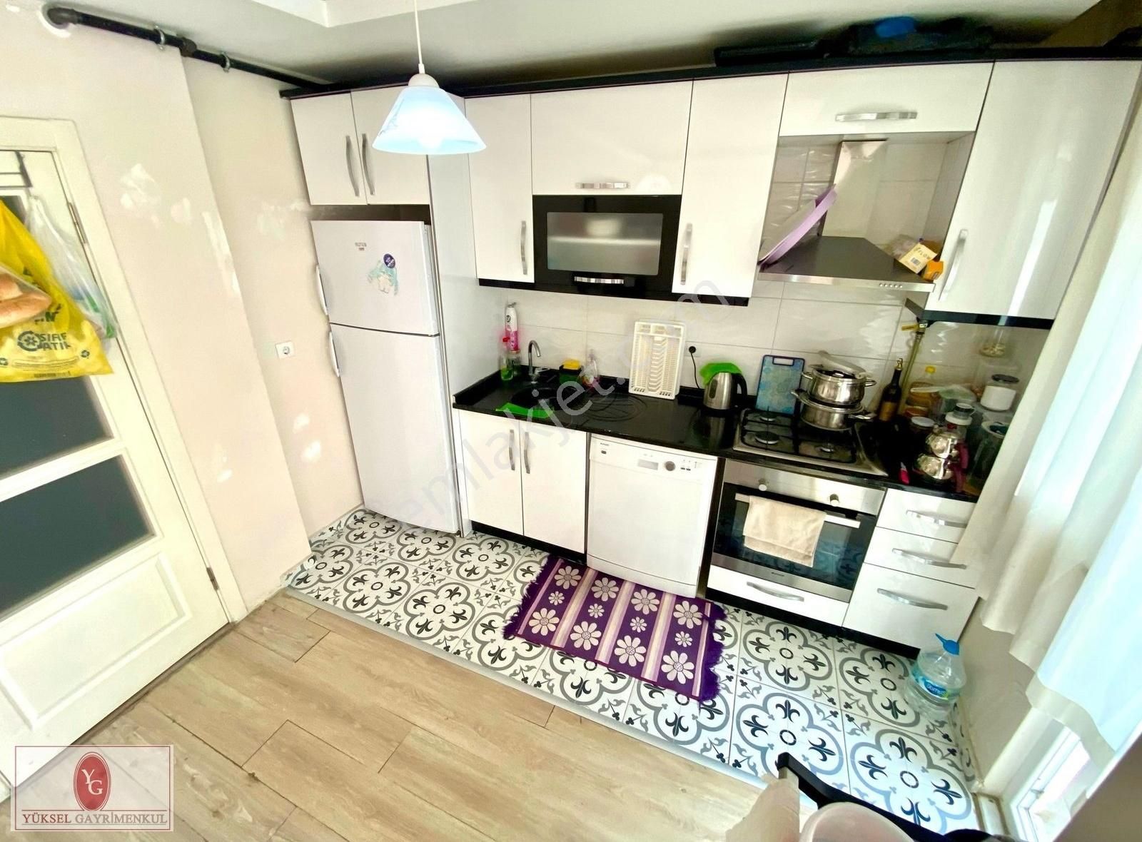 Yükselden Edremit Adliye Sokağında Ara Kat Full Eşyalı 1+1 Daire