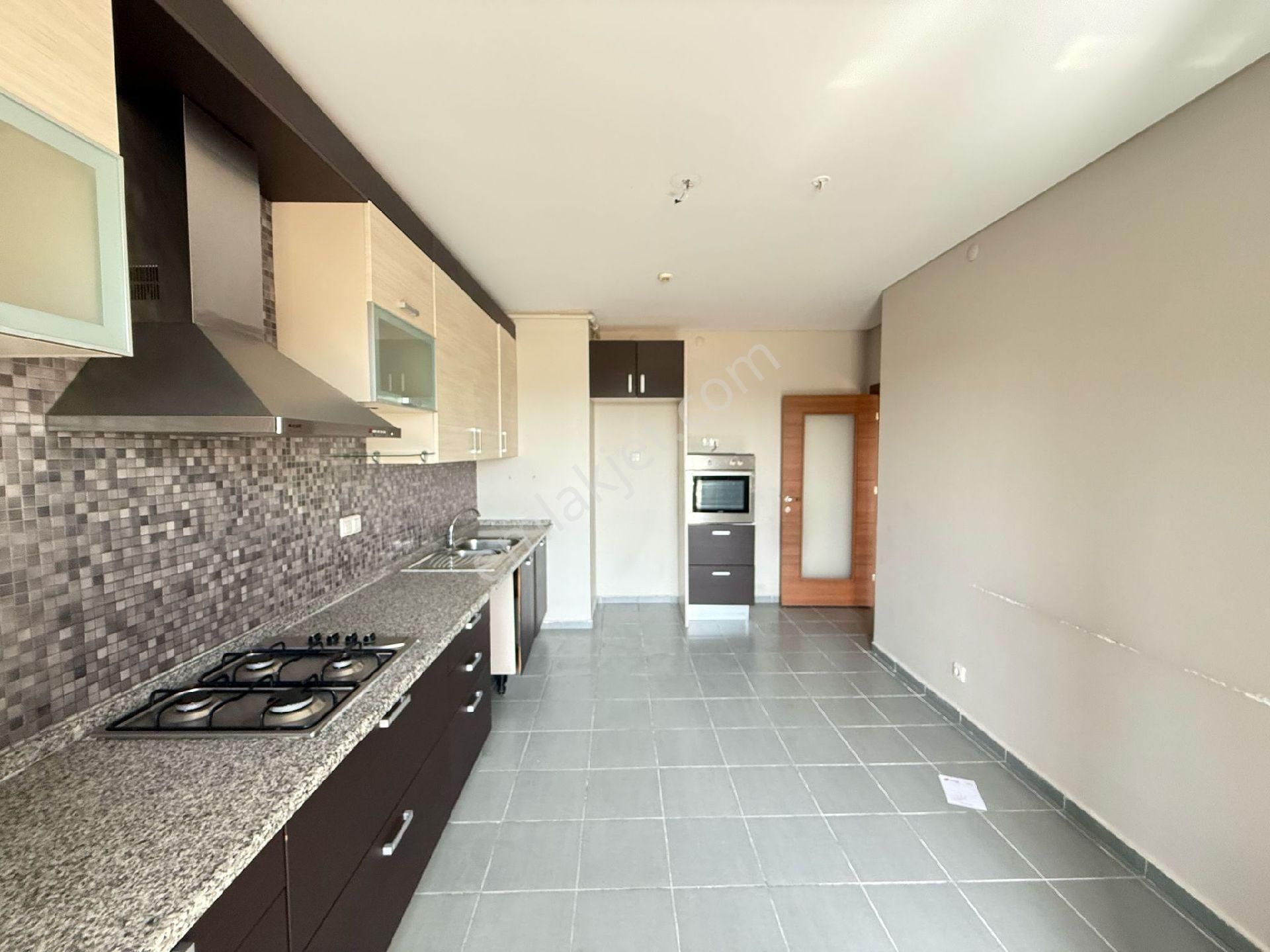 Konya İkiz Kulelerde 3+1 210 M2 Site İçi Arakat Geniş Daire !