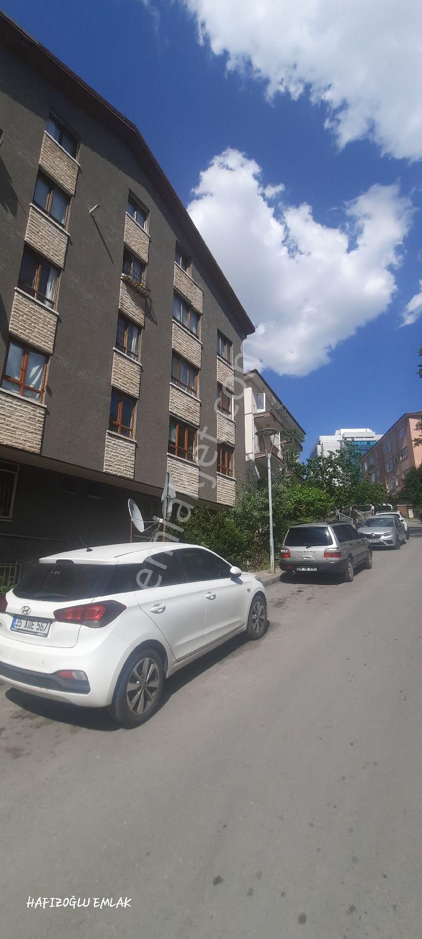 Hafızoğlu Emlak'tan Düğün Sokakta Ara Kat Ön Cephede