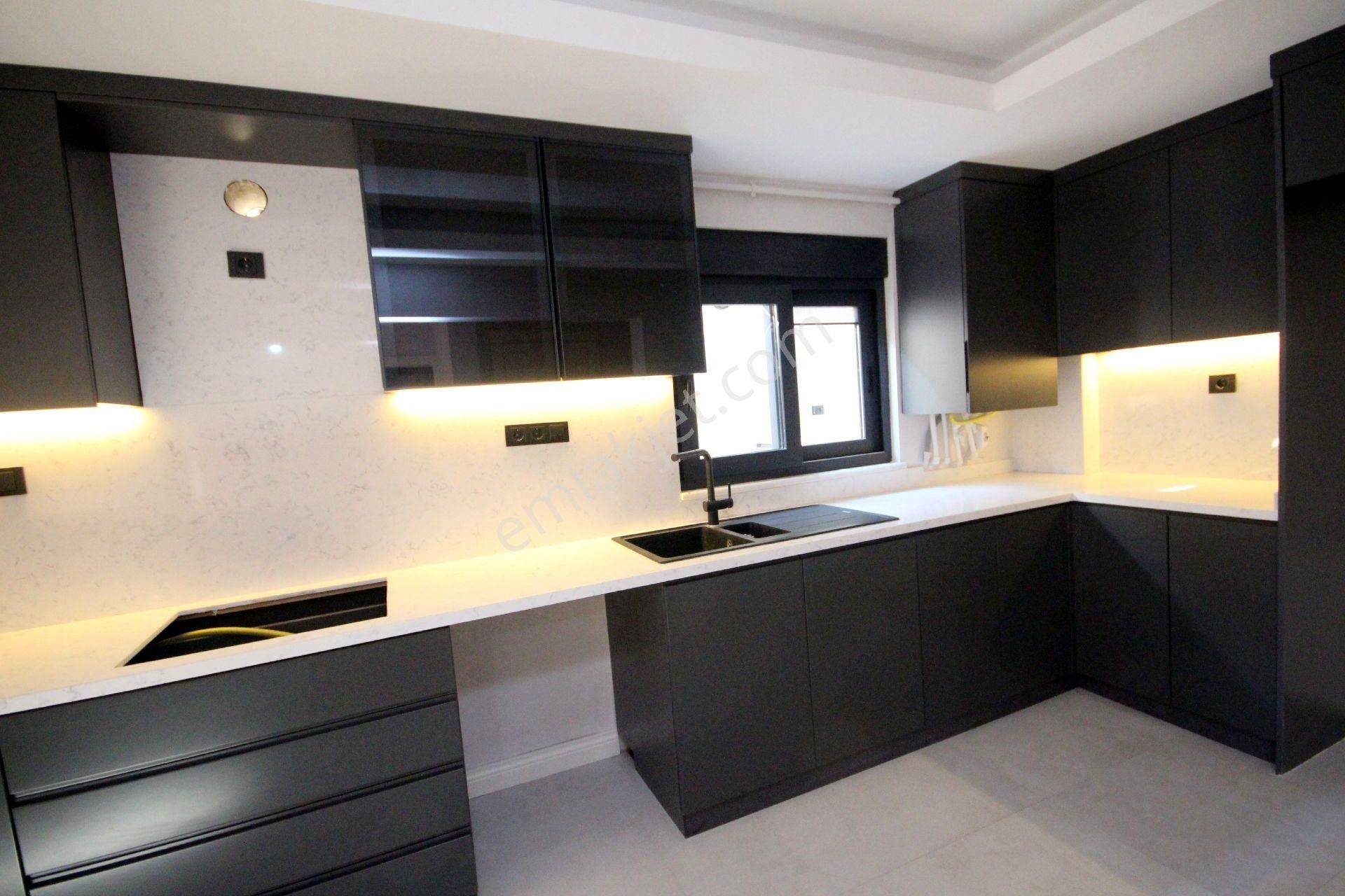 Kiralık 4+1 Tarabya Müstesna Mevkide Sıfır Özel Dizayn Müstakil
