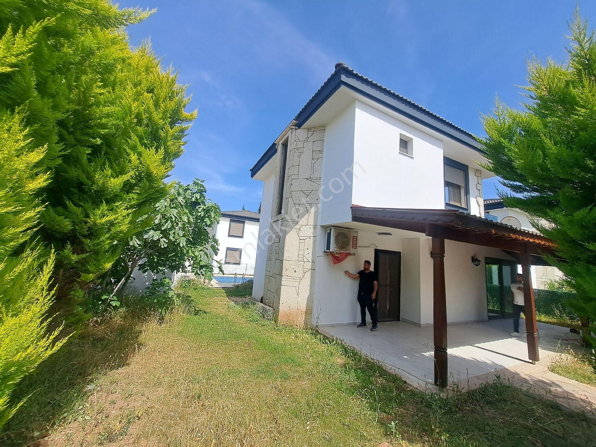 İzmir Seferihisar Cumhuriyet Mahallesin De Satılık Havuzlu 3+1 Villa