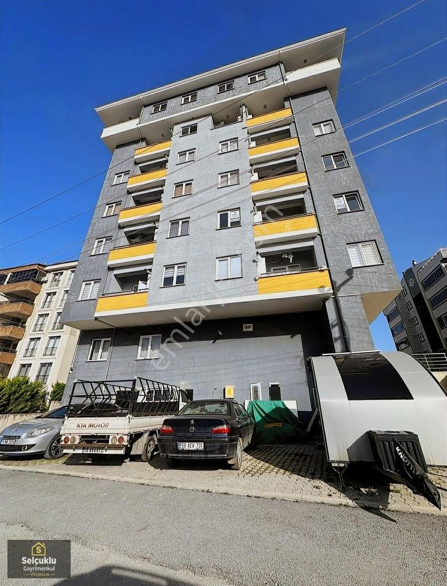 Selçuklu Gayrimenkul'den Cadde Üzerinde 2+1 Eşyalı