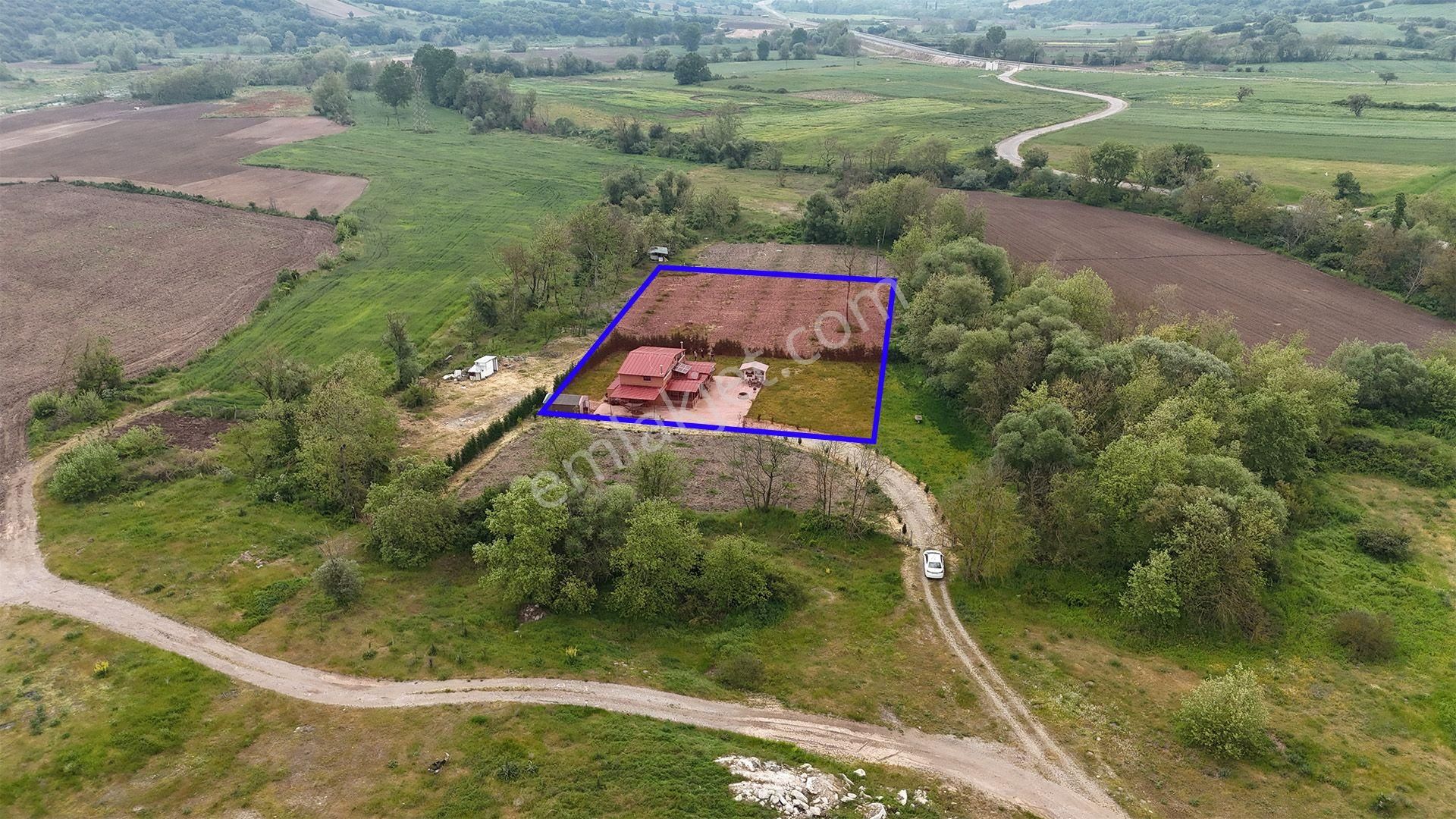 Re/max İnci'den Ertuğrul'da İçinde Bağ Evi Olan Satılık Cevizlik